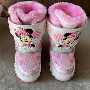Girl size 7 Minnie snow boots ❄️